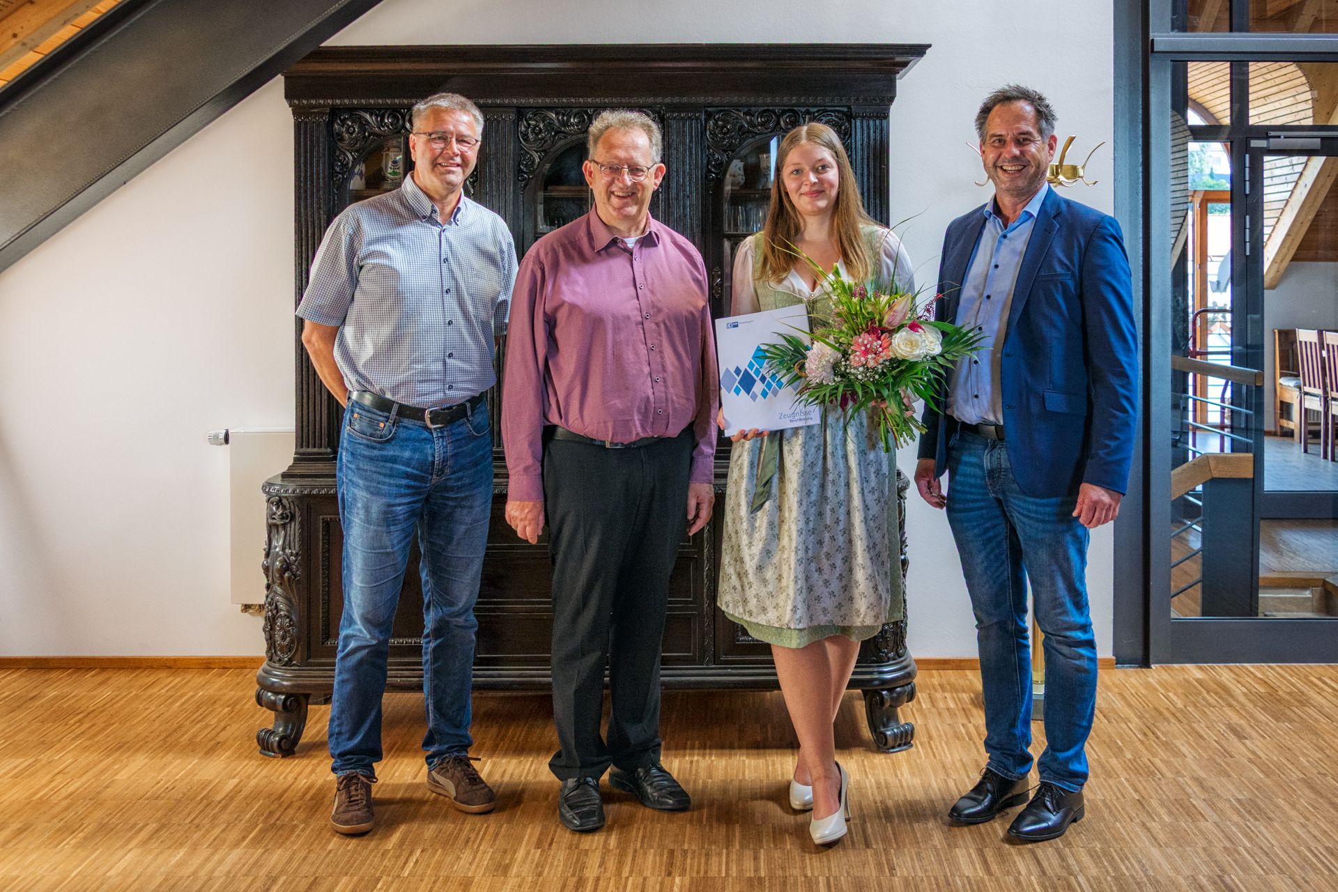 Bild mit Auszubildenen, Bürgermeister, Werksleiter und kaufmännischen Leiter
