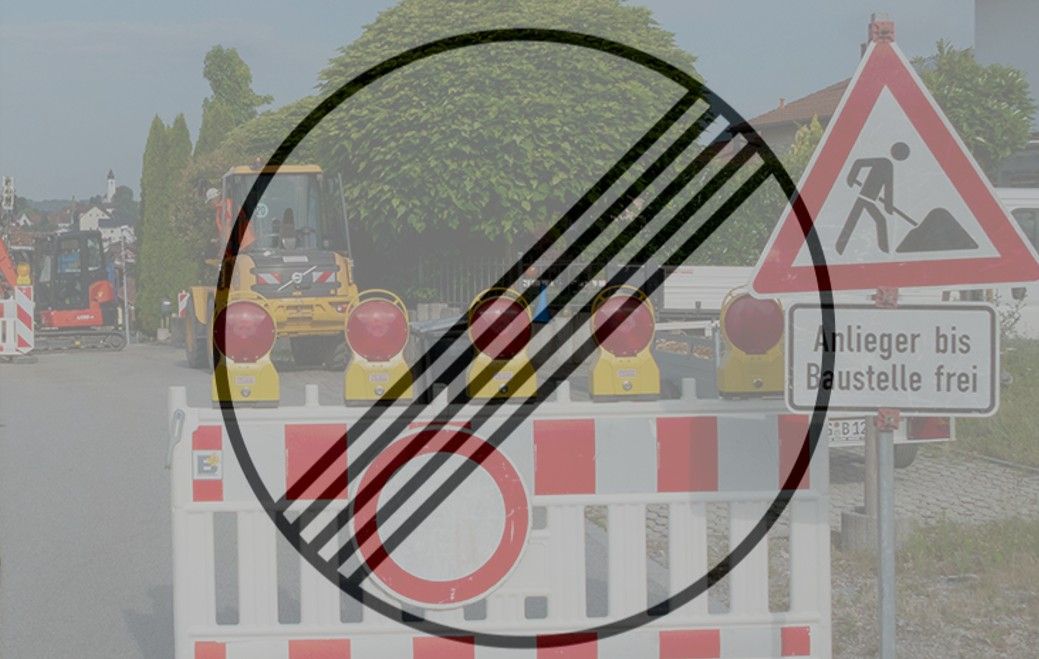 Bild einer Baustelle im Hintergrund und einem Geschwindigkeitsschild aufgehoben im Vordergrund.