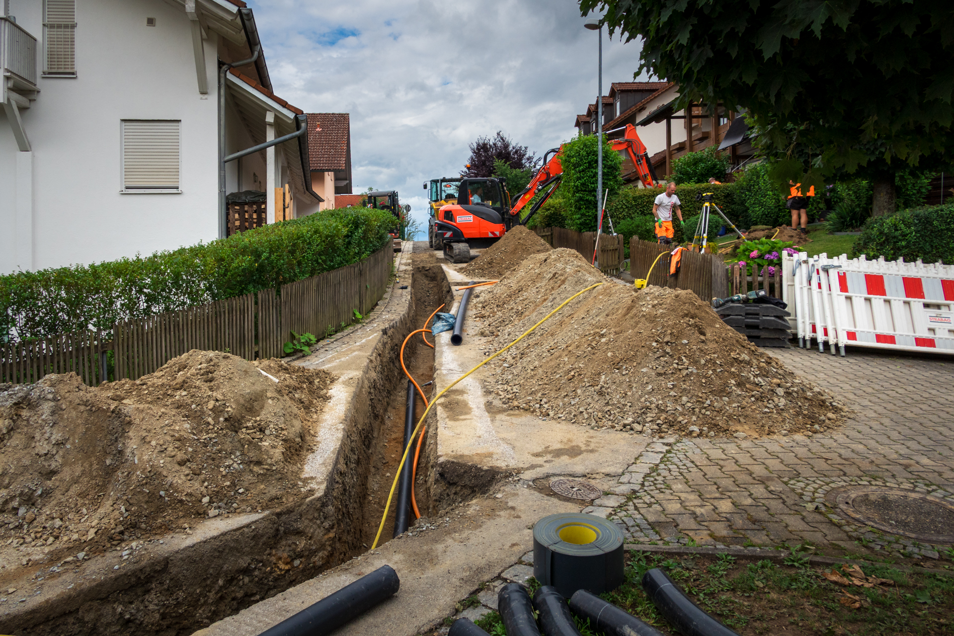 Bild einer Baustelle im Hintergrund und einem Geschwindigkeitsschild aufgehoben im Vordergrund.